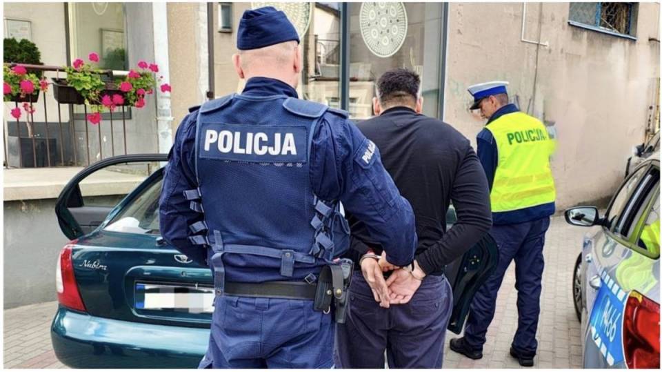 Miał dwa sądowe zakazy, ale i tak zdecydował się wsiąść za kierownicę. Wpadł dzięki czujności policjanta na urlopie