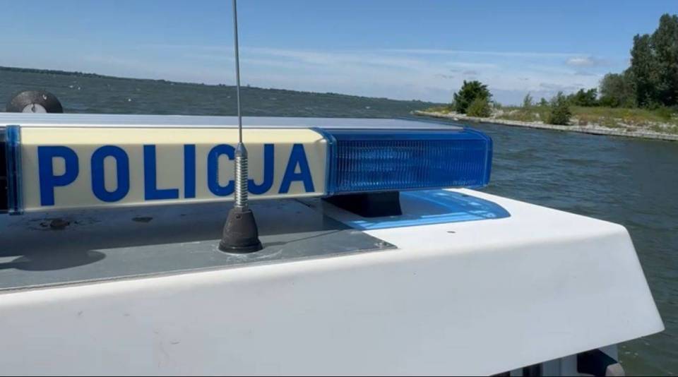 Groza na Jeziorsku: Żaglówka przewrócona przez wiatr, policyjni wodniacy ratują życie
