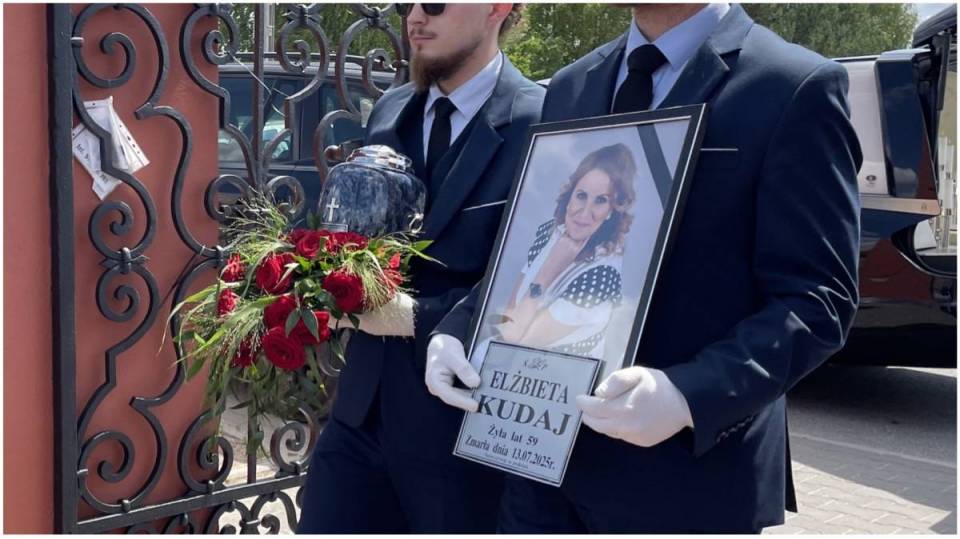 Pogrzeb Elżbiety Kudaj. Lokalna społeczność tłumnie pożegnała nauczycielkę, dyrektorkę, społeczniczkę [Foto]