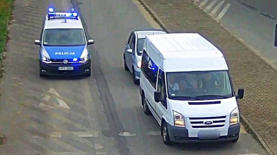 W busie, jak w puszce sardynek! 15 pasażerów na materacach – interweniowała policja! Ukrainiec przyłapany dzięki kamerom miejskim [Wideo]