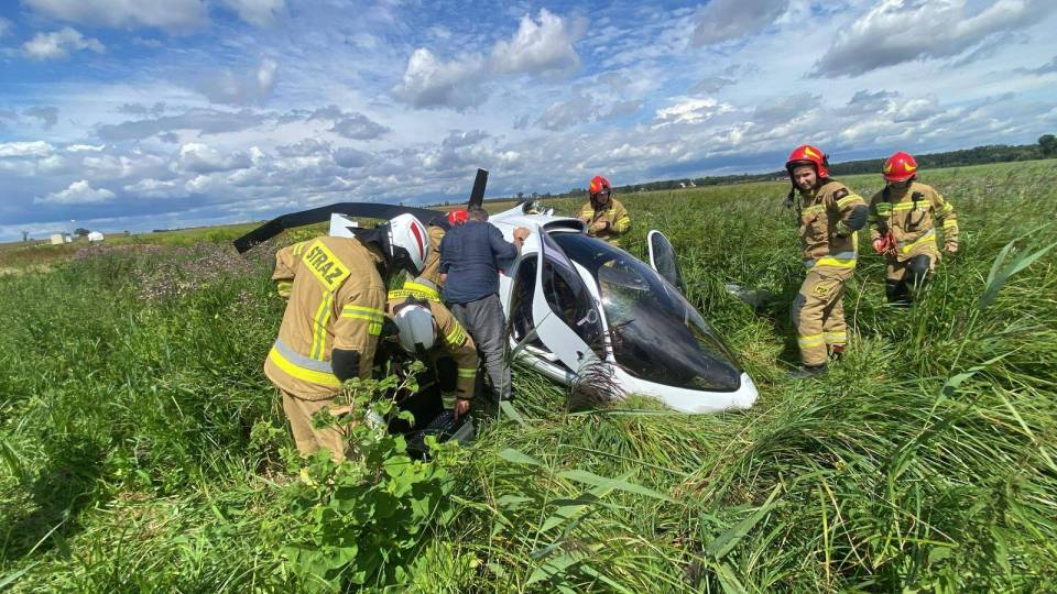 Wypadek lotniczy w Łódzkiem: Wiatrakowiec runął na ziemię, w maszynie były dwie osoby [Foto]