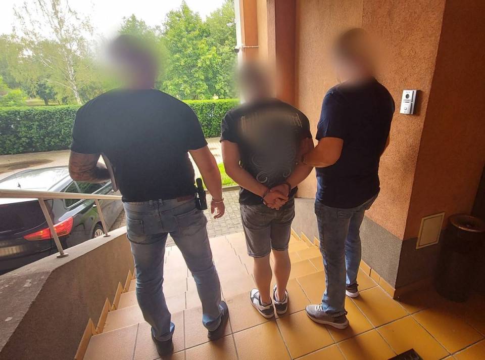 Oszustwo na szczepionkę i fałszywą wnuczkę - są trzy areszty. Jedna z seniorek przekazała im 50 tys. zł! [Wideo]