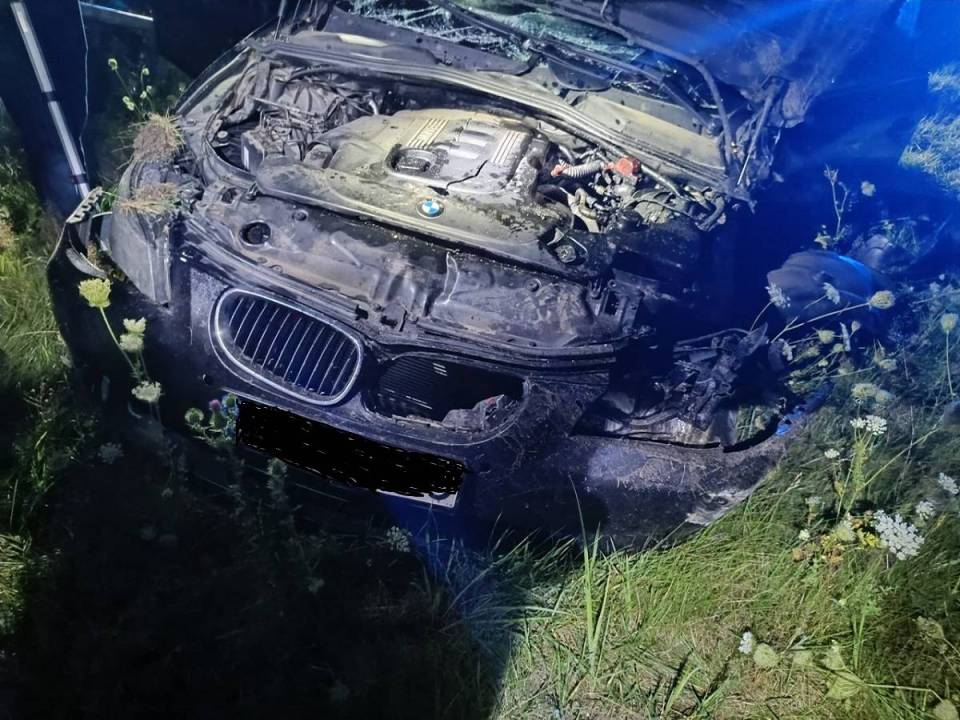 Szaleńcza ucieczka pijanego kierowcy BMW! Rondo pokonał… w powietrzu, skasował latarnię i wylądował na trawniku