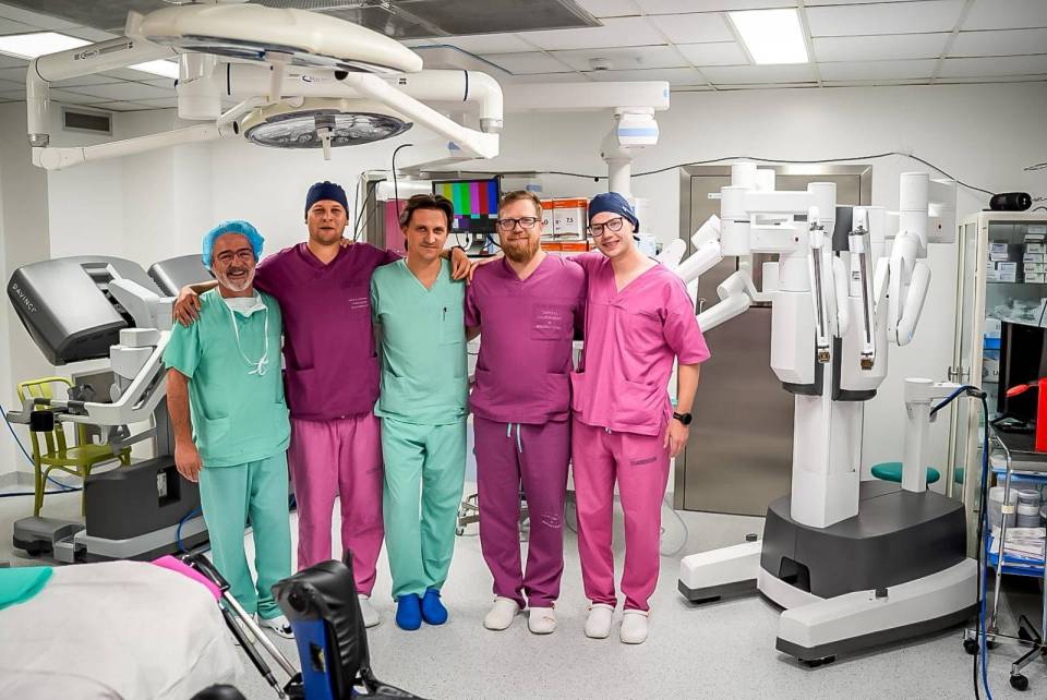 Bełchatów kolejny raz przeciera szlaki w chirurgii robotycznej – pierwszy zabieg onkologiczny za pomocą Da Vinci!