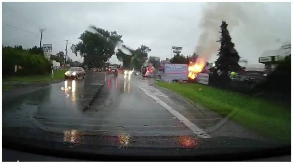 Billboard w płomieniach! Ogień zagrażał samochodom! Policjant po pracy uratował sytuację! [Wideo]