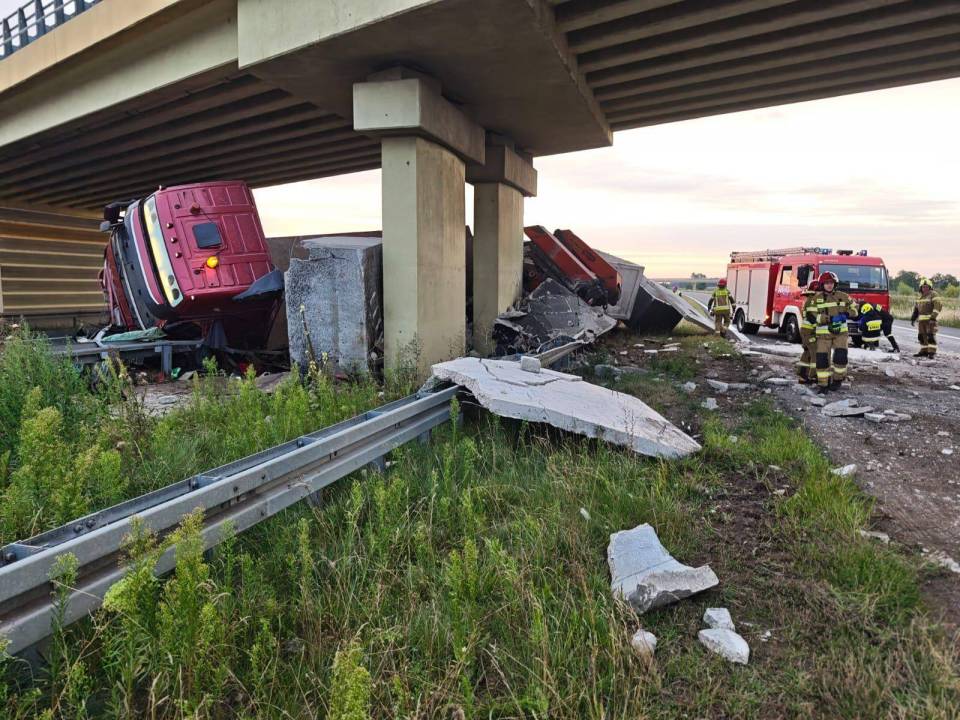 Poważny wypadek na A2. Ciężarówka uderzyła w wiadukt – ładunek rozsypał się na autostradzie