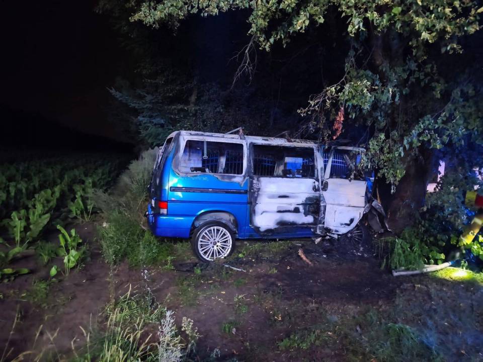 Tragiczny wypadek w Radomsku. Samochód uderzył w drzewo i stanął w płomieniach. 42-letni kierowca nie żyje