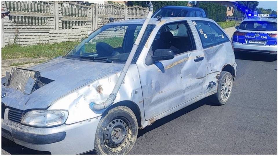 Seatem-wrakiem na asfalt - koło odpadło w trakcie jazdy, punkty przybyły! 18-latek jest też "bogatszy" o 5-tysięczny mandat