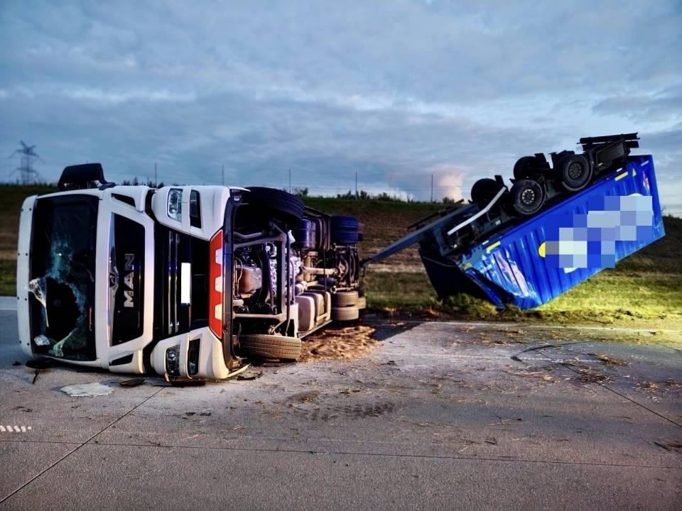 A1:  Ciężarówka z przyczepą przewróciła się na autostradzie. Utrudnienia na trasie w kierunku Katowic [Foto]