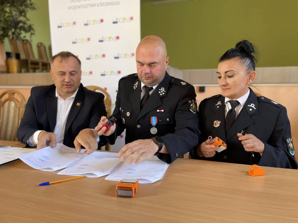 Umowy OSP z Urzędem Marszałkowskim podpisane! Druhowie z dwóch powiatów uzupełnią swoje wyposażenie [Foto]