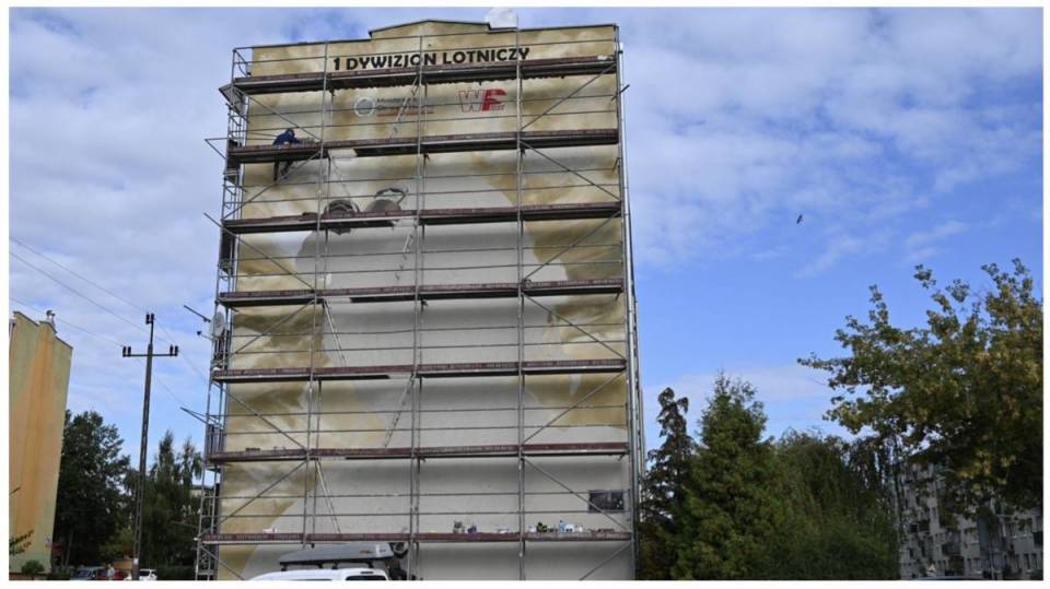 Skrzydła historii na murze - Łęczyca z nowym patriotycznym muralem