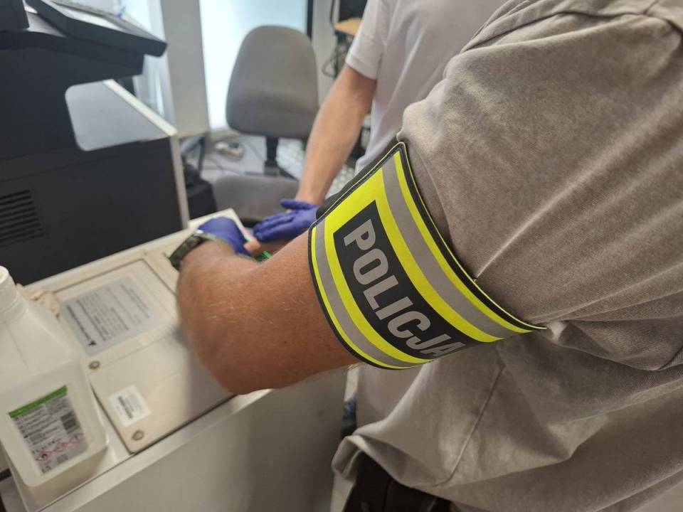 Zostawili auto na środku ulicy, podczas kontroli zaczęli bredzić. Policja odkryła, co ich tak urządziło!