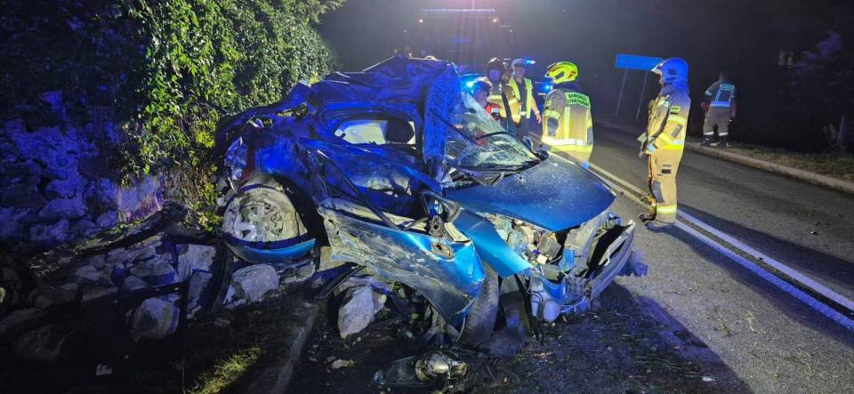 Peugeot uderzył w mur. Drogowy koszmar w powiecie zgierskim, nie żyje 20-letnia kierująca