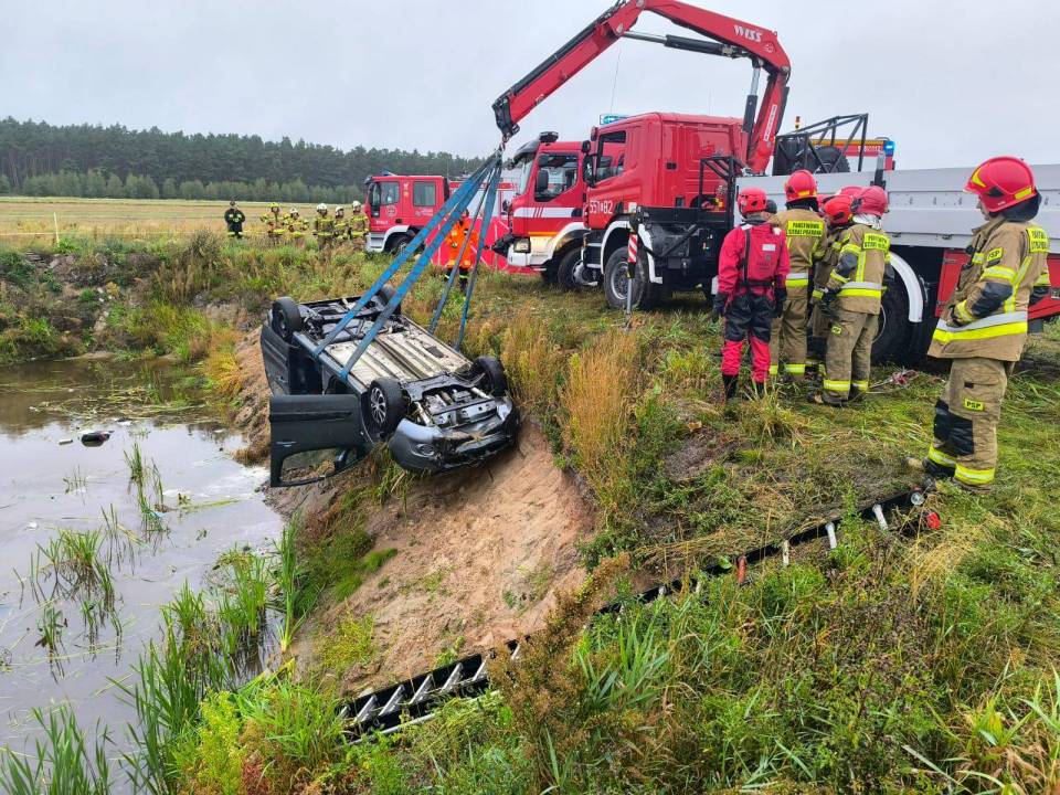 Tragedia w Drobnicy. Młodzi druhowie OSP zginęli w stawie - lokalna społeczność w żałobie [Foto]