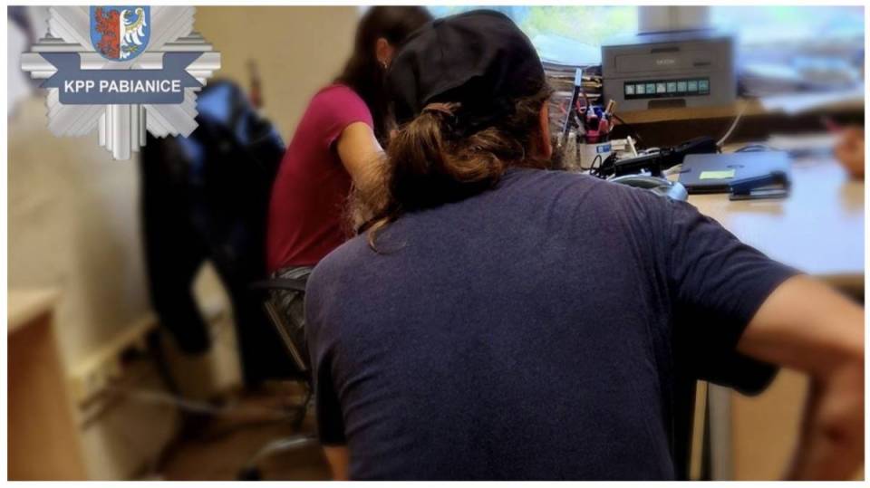 Szokujące odkrycie przy śmietniku. Policjanci namierzyli sprawcę porzucenia truchła dzika