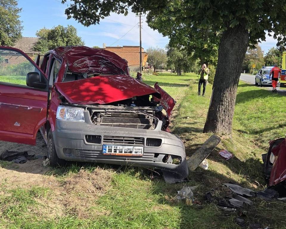 Poważny wypadek w Kotlinach. Kierowca VW Transportera trafił do szpitala śmigłowcem LPR [Foto]