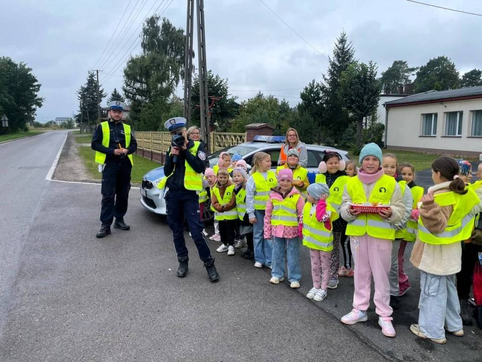 Kwaśna lekcja bezpieczeństwa na drodze. Dzieci i policjanci kontrolowali kierowców