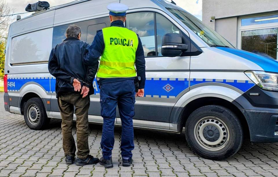 Pijany kierowca pędził na rondzie pod prąd! Policjant z Radomska ruszył w pościg