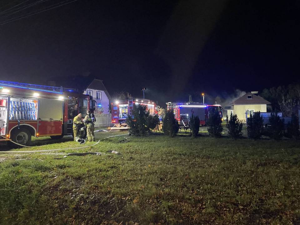 Pożar w Emilinie. Strażacy z sześciu zastępów gasili ogień i walczyli o ocalenie dwóch sąsiednich domów [Wideo, foto]
