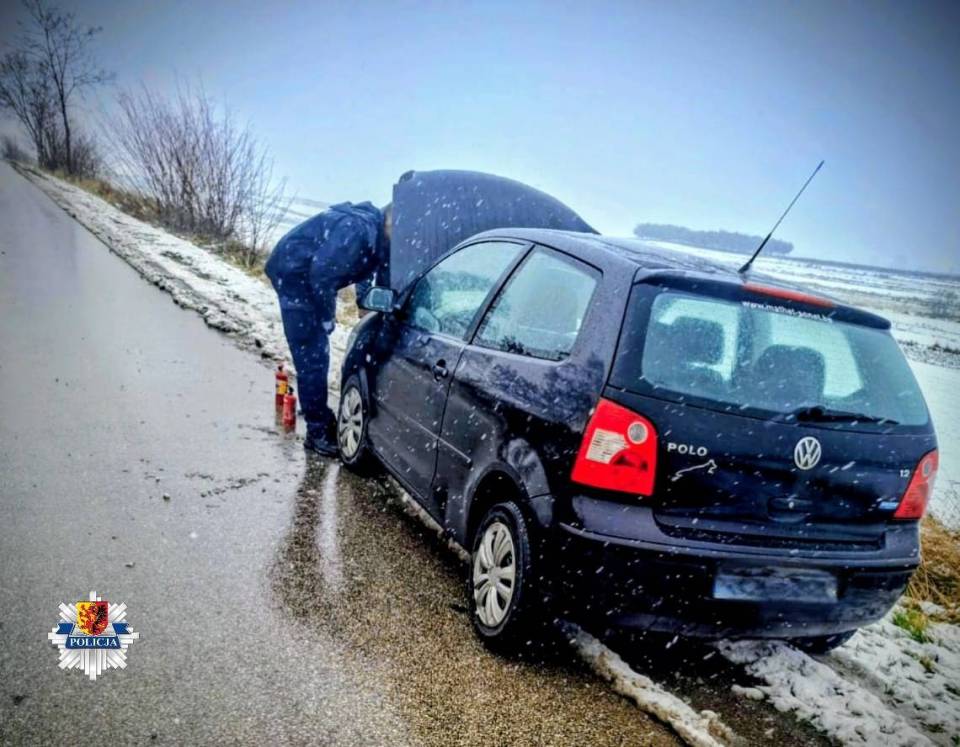 Awaria zamieniła się w pożar. Funkcjonariusze uratowali 78- letniego kierowcę