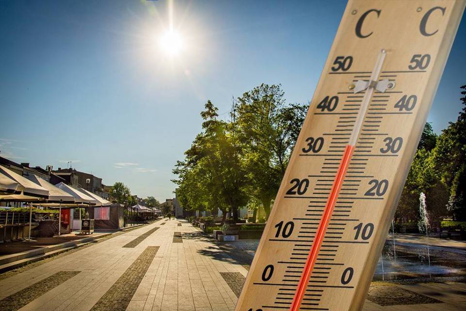 Afrykańskie upały. Jak podczas prac rolnych chronić się przed słońcem.