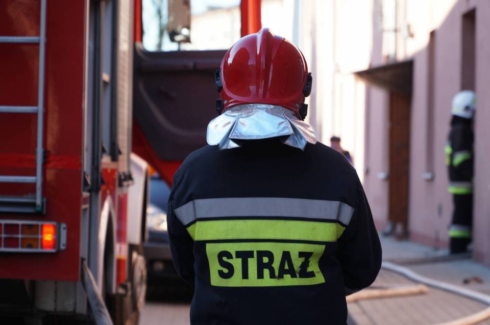 Wybuch i pożar butli z gazem w bloku na bełchatowskim osiedlu. W mieszkaniu była matka z córką